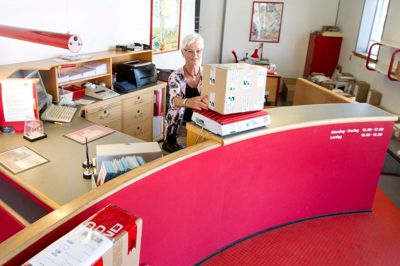 I 2014 lukkede Tjørrings oprindelige posthus efter 41 år med Sonja Kaul Pedersen som indehaver. PostDanmark åbnede i stedet pakkebutik og senere posthus på byens Uno-X-station og supplerer nu med endnu et posthus hos Q8 - godt en kilometer længere inde ad Tjørring Hovedgade. ?Foto: Tom Laursen