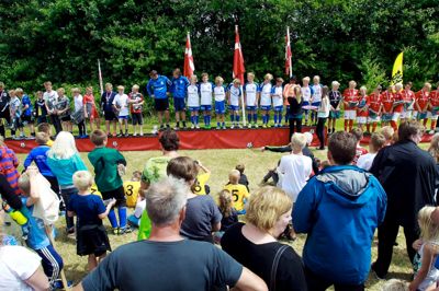 I går var afslutningen på Kibæk Cup, hvor der var præmieoverrækkelse. Her er det U15-drengene fra Bolklubben Klitten ved Hvide Sande og Aarup på Fyn, der blev hædret. ?foto: Flemming Hansen