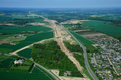 Motorvejen set fra Låsby mod vest. Der er ikke fastsat en præcis dato for åbningsarrangementet endnu. Der bliver offentliggjort en dato i løbet af efteråret. Foto: Vejdirektoratet