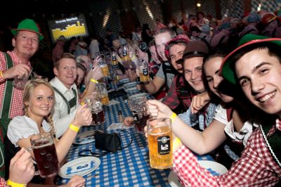 Sidste år blev Bierfesten med stor succes lanceret i Brande, og der var fra start dømt ægte tyrolerstemning. ?Foto: Henrik Ole Jensen