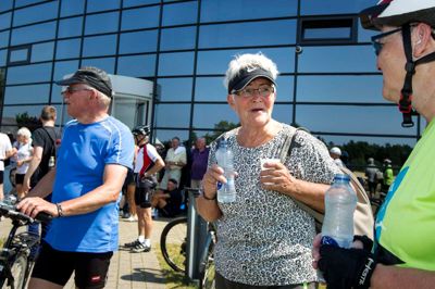67-årige Grethe Bundgaard Lauritsen fra Snejbjerg fik travlt med at besvare spørgsmål fra de andre ryttere i årets Tour de Ikast-Brande, efter hun var blevet torpederet af en hjort. Her ses hun ved vandpausen hos Aqua D'or et kvarters tid efter sammenstødet. ?Foto: Tom Laursen