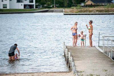 Læserbrevsskribenten vurderer, at vandkvaliteten i Fuglsang Sø er på vej til sin tidligere høje standard, og at problemerne i fjor hang sammen med, at der blev gravet ud til Holing Sø og pumpet cirka 12.000 kubikmeter vand direkte ud i Herningsholm Å. Billedet er taget en varm sommerdag i år. Foto: Jørn Deleuran