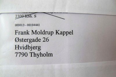 Dette brev modtog Ruth Frank i går. Hun forstår ikke, hvordan postvæsenet flere gange kan forveksle hende med vognmanden på Thyholm. ?foto: Hans Mikkelsen