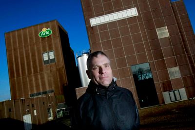 Fabriksdirektør Erik Vesløv er her fotograferet foran Danmark Protein i Nr. Vium, hvor 200 medarbejdere er tilknyttet forskellig forædling af osteproduktion. ?Foto: Henrik Ole Jensen
