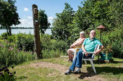 Sommerhusejerne ved Sunds Sø kan ikke have deres ting i fred for tyveknægte, som er bedøvende ligeglade med, om beboerne opholder sig i haven eller sover i huset. De slår til i forsøget på at finde værdier. Jørn og Hanne har haft en tyv på besøg, og de holder nu godt øje med huset. Foto: Jørn Deleuran