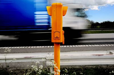 De orange nødtelefoner i motorvejsrabatten nærmer sig pensionsalderen. For i takt med, at flere og flere har mobiltelefonen med i bilen, bliver nødtelefonerne brugt mindre og mindre. I 2013 benyttede blot 258 bilister de orange telefoner. Det svarer til mindre end Èt opkald i døgnet, og der er tale om en nedgang på mere end 60 procent siden 2010, hvor der blev foretaget 668 opkald. Alligevel er formanden for Folketingets Transportudvalg, socialdemokraten Benny Engelbrecht, positivt stemt for at beholde systemet et stykke frem i tiden./Ritzau/(Carsten Ingemann/POLFOTO/Arkiv)
