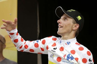 Rafal Majka har kørt sig i polkadot-prikker og må nu betale en mindre bøde for at holde fast i en motorcykel på gårsdagens etape. (AP Photo/Laurent Cipriani)