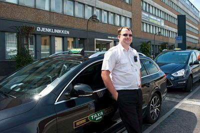 René Nielsen har været chauffør i over fire år. Han slår som regel ventetiden mellem ture ihjel med radio eller film. Foto: Jørn Deleuran