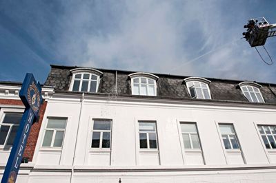 Hotel Eyde blev i sidste uge ramt af brand på tagetagen, og nu er hotellet også ramt af vandskade efter kraftig regn i weekenden. Foto: Jørn Deleuran