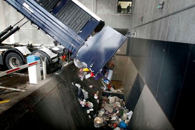 Husholdningerne i Herning Kommune har i dag to beholdere til deres affald. En til pap og papir og en til brændbart affald. Det brændbare affald bliver i dag samlet på omlastestationen ved genbrugspladsen Nederkærgaard i Herning og kørt til forbrænding. Foto: Henrik Ole Jensen