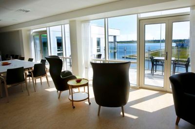 De store, fælles køkken alrum er blevet møbleret. Hver afdeling har sit eget køkken alrum, og det har været op til personalet i hver afdeling at beslutte, hvordan de ville indrette sig, så ingen af stuerne er blevet helt ens. Foto: Henrik Ole Jensen