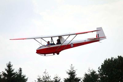 Henrik Øster-Jørgensen sad forrest, da Martin Smith fra England gav en tur i sin Slingsby - et fly, som Royal Air Force-piloterne fik deres første træning i under den kolde krig. ?foto: flemming hansen