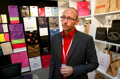 Carsten Lyngholm Bech har flyttet sit enkeltmandsfirma Mballage til andetsteds i samme bygning. Her er han på Formland messe i MCH Messecenter Herning.?foto: Flemming hansen