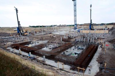 Fundamentet ved sygehus-byggeriet er støbt, så man nu er klar til første deletape af råhuset. Foto: Flemming Hansen