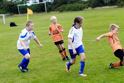 Snejbjerg SG&I - i de orange trøjer i en kamp mod Hodsager - er den klub, der har tilmeldt flest hold til Kibæk Cup. ?foto: Flemming Hansen
