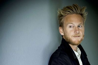 Til september skal Huxi Bach optræde med sit nye onemanshow »Hjælp« i Ikast Bio.