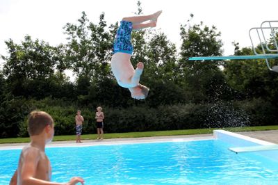 I Aulum fik de første badegæster mulighed for at springe i det udendørs bassin i går, mens de i Sørvad må vente indtil i morgen eftermiddag. Begge steder håber man på endnu en solrig sommer. ?Foto: Flemming Hansen