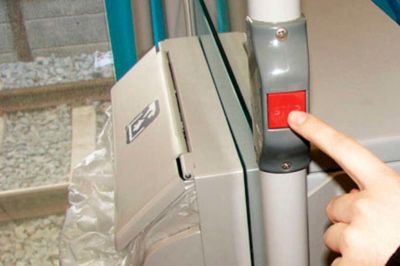 Der er en række småstationer, hvor toget fremover kun stopper, hvis passagerer skal på eller af. I toget er der stopknapper, man skal trykke på, hvis man vil af.? Foto: Arriva