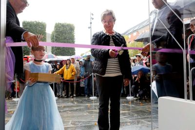 Efter at kulturminister Marianne Jelved havde klippet snoren med saksen, som prinsesse Thea i den lyseblå prinsessekjole overrakte hende, fulgtes hun med ministeren og borgmester Lars Krarup inden for i det nye bibliotek.?Foto: Henrik Ole Jensen