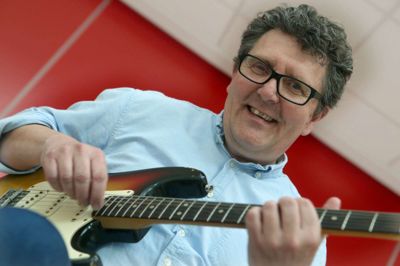 Ole Vels Poulsen har haft travlt med at lære andre at spille i de sidste 25 år - han er dog selv begyndt at finde rockguitaren frem igen.?Foto: Henrik Ole Jensen