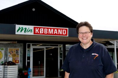 Det går godt for Min Købmand i Skarrild. Overskuddet vokser stødt. Jette Steffensen har nu været chef i tre år - men har arbejdet i butikken i 10 gange så lang tid. Foto: Henrik Ole Jensen