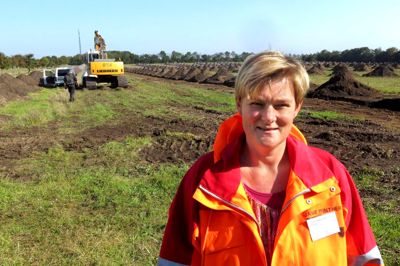 Janie Ipsen er projektleder på motorvejen mellem Aulum og Holstebro. Her ses hun ved den én hektar store råstofgrav, som Vejdirektoratet i sidste uge gik i gang med at grave ud til ved Vindingvej. Foto: Hans Mikkelsen