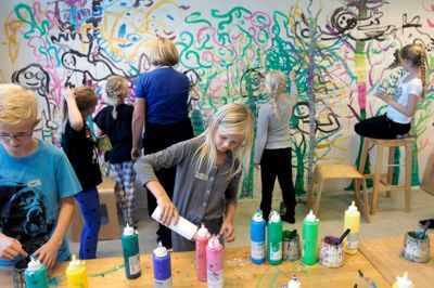 Der blev malet på livet løs, da der var midnatsmaling på Herning Billedskole. Her er den yngste gruppe af børn i fuld gang med at lave en magisk skov på væggen. ?Foto: flemming Hansen