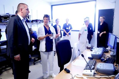 Bjarne Corydon (S) besøgte tirsdag Regionshospitalet Herning, hvor han hilste på både patienter sygeplejersker og læger. Besøget skal formentlig ses i lyset af, at sundhedsvæsnet forventes at blive et hovedemne i en kommende folketingsvalgkamp. ?Foto: Henrik Ole Jensen.