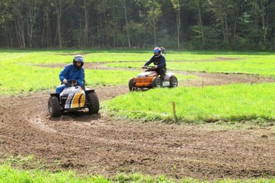 De gæve kørere havde en nogenlunde tør bane at køre på, da der var »Le Mans«-løb for havetraktorer i Fiskbæk. ? ??FOTO: HANNE ØXENHOLT