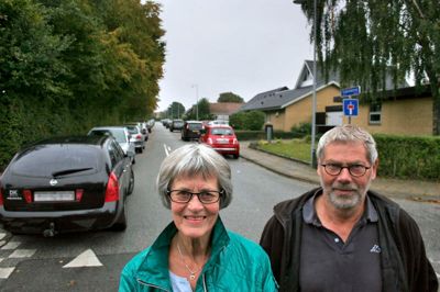 Kirsten Olsen og Juno Boni bor begge på Tjaikofskisvej. De oplyser, at beboerne er frustrerede over det voldsomme parkeringskaos på den blinde villavej, som må lægge asfalt til naboskolens mange besøgende bilister. ?Foto: Bo Lundgaard