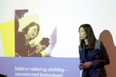 Foredragholder Helle Sofie Kaspersen fra Pluss Leadership blev spurgt om hendes holdning til honorarer til bestyrelsesmedlemmer. Den er klart, at der skal være et honorar, men med hensyn til størrelsen kunne hun ikke komme med et konkret svar. - Nogle gange er det krav fra medlemmet, andre gang er det virksomheden, der afgør det. Det kommer også an på, om det er en offentlig eller privat virksomhed. Ofte er der ikke honorarer i det offentlige, mens der typisk vil være det i det private, sagde Helle Sofie Kaspersen. ?Foto: Flemming Hansen