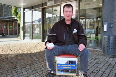 Martin Thiemke er social- og sundhedsassistent i Hammerum. Fritiden bruger han på foreningen »Aktion Menneske i Herning« for at gøre opmærksom på forholdene for de svage i samfundet. Jævnligt sidder han foran Herning Rådhus og taler de svages sag.?foto: jesper wind
