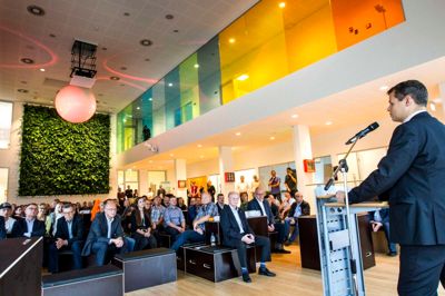 Farverne i glasset i svalegangen er lavet på samme måde som Olafur Eliassons »Your Rainbow Panorama« på toppen af kunstmuseet Aros i Aarhus. Det farvede folie er lagt ind mellem to stykker glas, og det gør, at der ikke er noget, der forstyrrer øjet, når man kigger igennem det. ?Foto: Tom Laursen