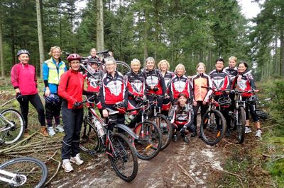 16 kvinder kørte på mountainbike i søndags og tyvstartede dermed sæsonen for den nye aktivitet hos Vildbjerg Motion. På søndag går sæsonen for alvor i gang, og herefter er det planen, at der fremover trænes onsdag og søndag. ?privatfoto