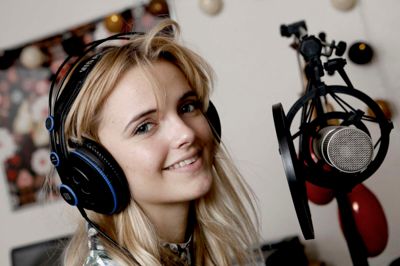 Ida Maria Østergaard Madsen har sit eget lille studie hjemme på værelset i Videbæk. Foto: Henrik Ole Jensen