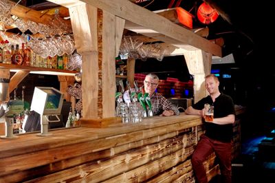 Hos Zwei Grosse Bier Bar på Silkeborgvej mener man, at larmen kommer fra unge mennesker på kurs mod McDonald's. Det fortæller den ene af indehaverne Lars Lind Pedersen (t.v.), der her står sammen med den anden mejejer, Torben Christensen. ? Foto: Tony Brøchner