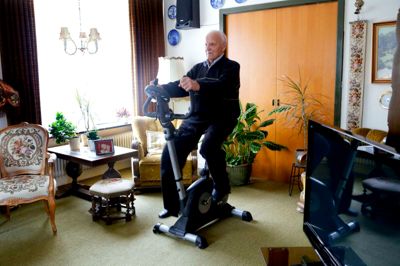 Frederik Philipsen får meget tid til at gå med at gøre rent i sit store hus, og han kan også finde på at tage en tur på kondicyklen i stuen. Familiemedlemmer ringer eller kigger ind for at sikre sig, at han har det godt. ?foto: Henrik Ole Jensen
