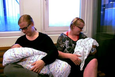 Sisse Quintero fra Herning (t.v.) og Christina Halling Andersen fra Ringkøbing mødte torsdag formiddag op på banegården i Herning for at amme deres småbørn. Begivenheden var en del af en landsdækkende amme-flashmob. ? Foto: Bo Lundgaard