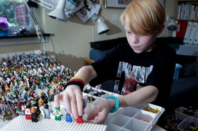 Daniel Bentzen-Bilkvist er fortsat den, der herhjemme ejer flest Lego-figurer. ? Foto: Flemming Hansen