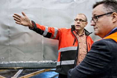 Global Lightning Protection Services har de seneste to år haft underskud på samlet set 19,2 millioner kroner, men det har ikke været medvirkende årsag til salget. - Grunden til underskuddene er, at masseproduktionen er blevet udskudt. Som lille virksomhed har vi været for naive i forhold til, hvor hurtigt vores egenudviklede produkter kunne komme i stort styktal, men der er vi nu, siger medstifter og -sælger Kim Bertelsen. ?Foto: Jørn Deleuran
