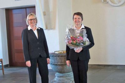 Ikast Menighedsråd har ansat Lisbeth Jacobsen som ny kirketjener. Hun blev budt velkomen med blomster. ?Privatfoto