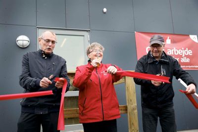 Personalepolitik har været blandt mærkesagerne for Bente Nielsen, der tidligt under byggeriet af supersygehuset i Gødstrup var med til at åbne en faglig pavillon på byggepladsen - i selskab med regionsrådsformand Bent Hansen (S) og daværende LO-Herning-Ikast-formand Steen Jonassen (t.h.). ? Foto: Flemming Hansen
