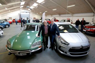 Til indvielsen af den nye hal fem havde Autogalleriet inviteret lokale bilforhandlere til at udstille ved siden af de klassiske biler. På billedet ses Marius Reese (t.v.) og chefredaktør Mikkel Thomsager fra Bilmagasinet mellem to modeller fra Citroën, som er god til at bevare sit eget særpræg. Den grønne er en DS Super fra 1974 og tilhører Peter Søndertoft fra Vildbjerg. Den nye bil er en DS 5 årgang 2014. ? Foto: Henrik Ole Jensen