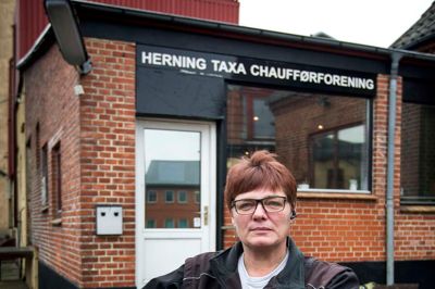 Else Kristensen har kørt taxa i seks år, og det seneste års tid har hun været formand for Herning Taxa Chaufførforening. Nogle af hendes opgaver består i at arrangere madaftener og holde orden i chaufførstuen på Møllegade, der åbnede for halvandet år siden. Her er der toilet, fjernsyn, rundstykker og kaffe på kanden. ?Foto: Tom Laursen