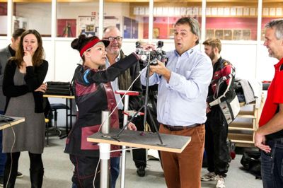 Sportschef i Dansk Skytte Union, Linda Andersson (yderst t.v.), har stor ros til skytterne og faciliteterne i Herning og omegn. Foto: Tom Laursen