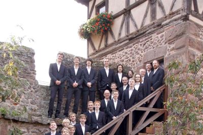 Skt. Clements Drengekoret - her samlet på en trappe i Alsace - kommer til Ikast og giver koncert. ?Pr-foto
