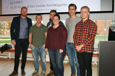 Fem studerende - Jacob Solbjerg, Mads Bjerre, Jesper Bæk, Sille Nielsen og Morten Menzel - kom med forslag til, hvordan Bestseller-brandet Selected kan blive bedre på nettet ved at bruge en app. Til venstre er det Jimmi Bagger fra Selected. Eleverne deltog i en innovationscamp arrangeret af Erhvervsakademi MidtVest og Bestseller.? pr-foto