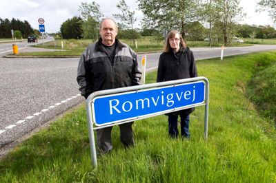August Jensen, Bertha Knudsen og de øvrige beboere på Romvigvej glæder sig over, at de slipper for at skulle begive sig ud på store omveje, når de fremover skal til Herning eller Aulum. ?foto: Tom Laursen
