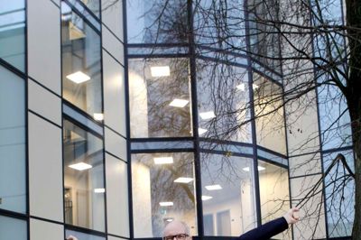 Højskoleforstander Mogens Sommer Madsen fylder 60 år og fejrer fødselsdagen med at indvi Fyrtårnet sammen med masser af gæster. ? Foto: Flemming Hansen