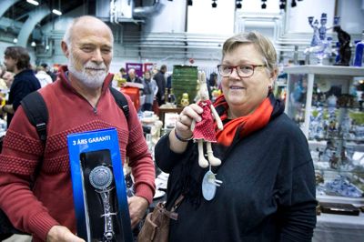 Inger Marie og Jens Clausen, Thisted:
- Vi har fundet julekaninen Smille, som skal bruges som adventsgave til vores barnebarn. Og så har min mand fået lov at få et nyt brusehoved. Jeg er også på jagt efter Hyacint-vaser i ler fra 30'erne. Jeg har set dem herude, men da var jeg for nærig, og nu kan jeg ikke finde dem igen. Jeg tror det bliver det helt nye trendy om et par år.